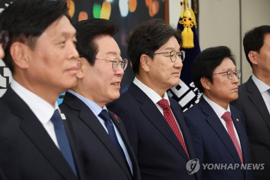 이재명 더불어민주당 대표와 권성동 국민의힘 당대표 권한대행 겸 원내대표가 18일 국회에서 만났다. 연합뉴스